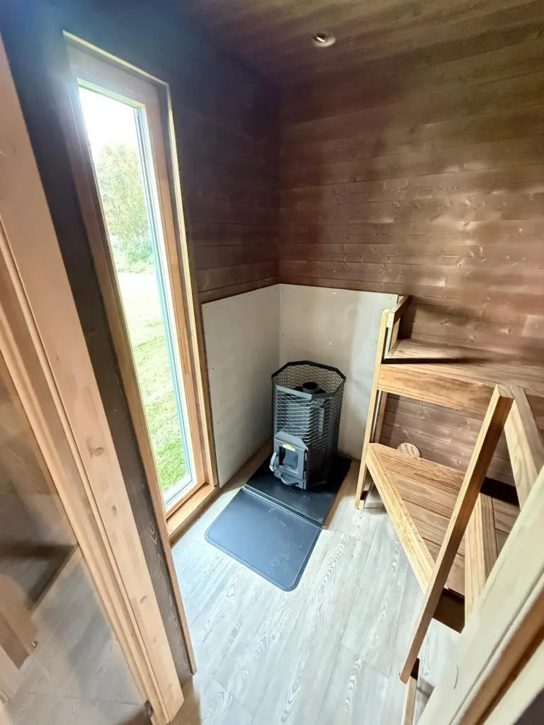 kaasaegne saunamaja koos sauna inventariga krundile